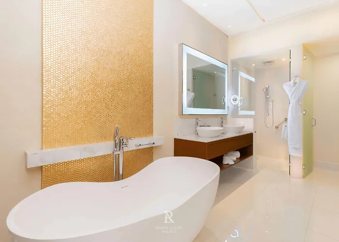 Resort Three Bedroom Ocean View- La Valencia *